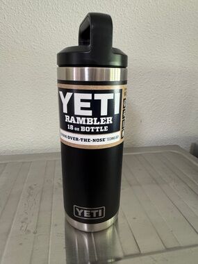 Yeti Rambler Bottle in Black with Stainless  18 oz NEW